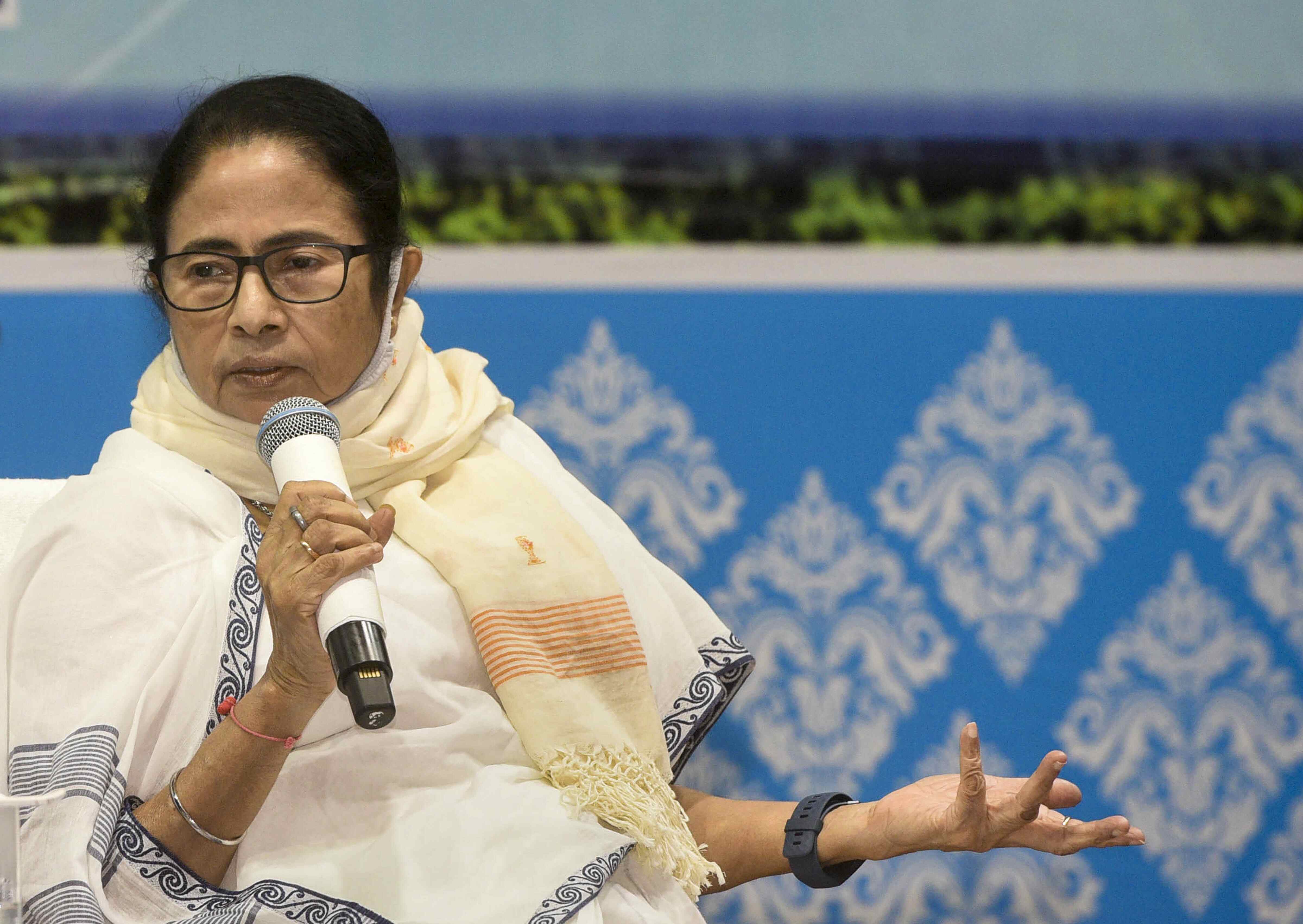 Mamata makes, serves pani puris to people in Darjeeling
