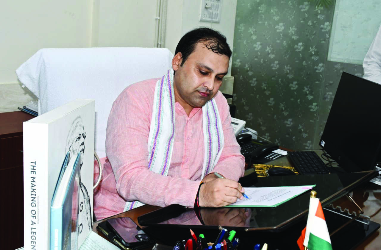 Newly-appointed KVIC Chairman Manoj Kumar assumes Charge