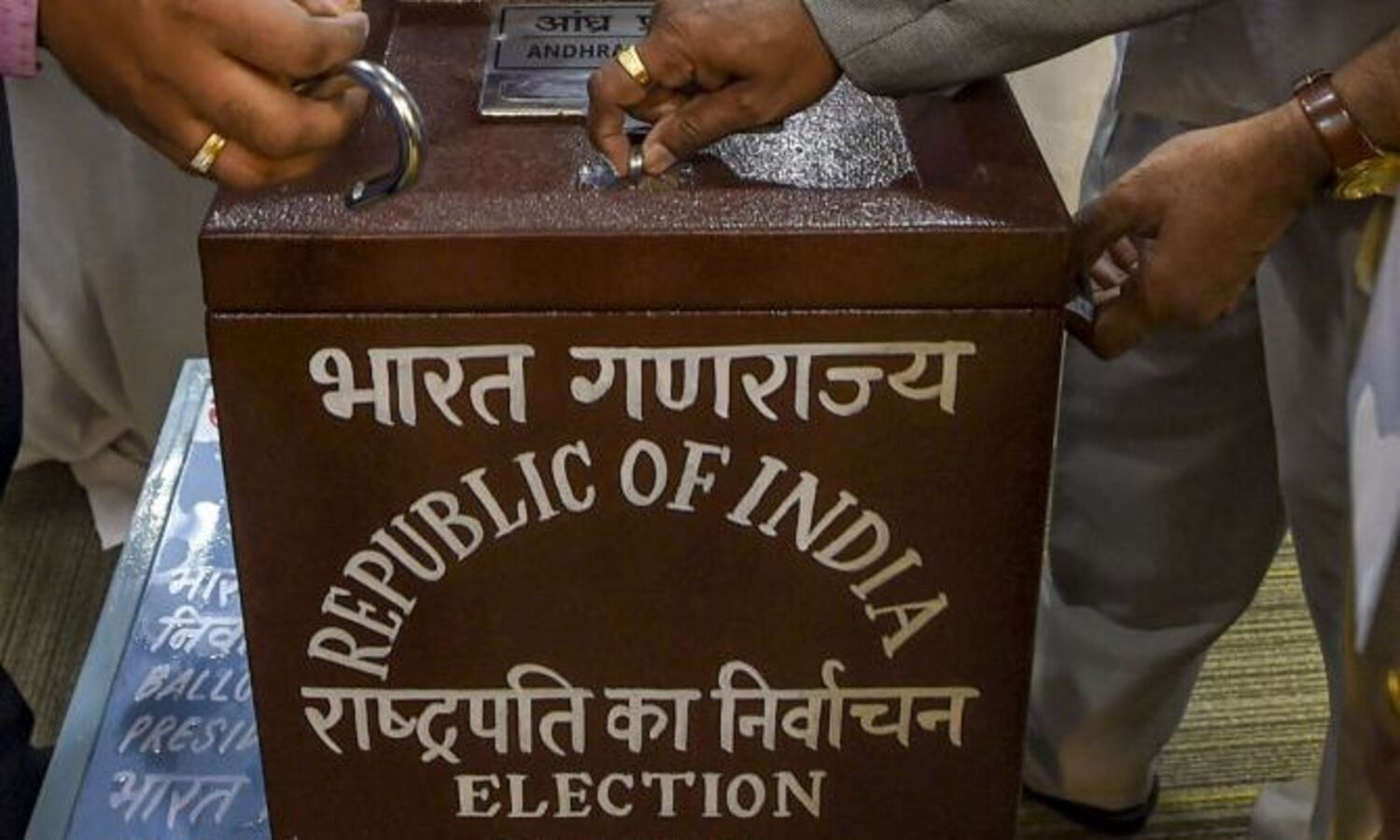 Voting underway to elect Indias 15th President; PM Modi, Manmohan Singh cast vote