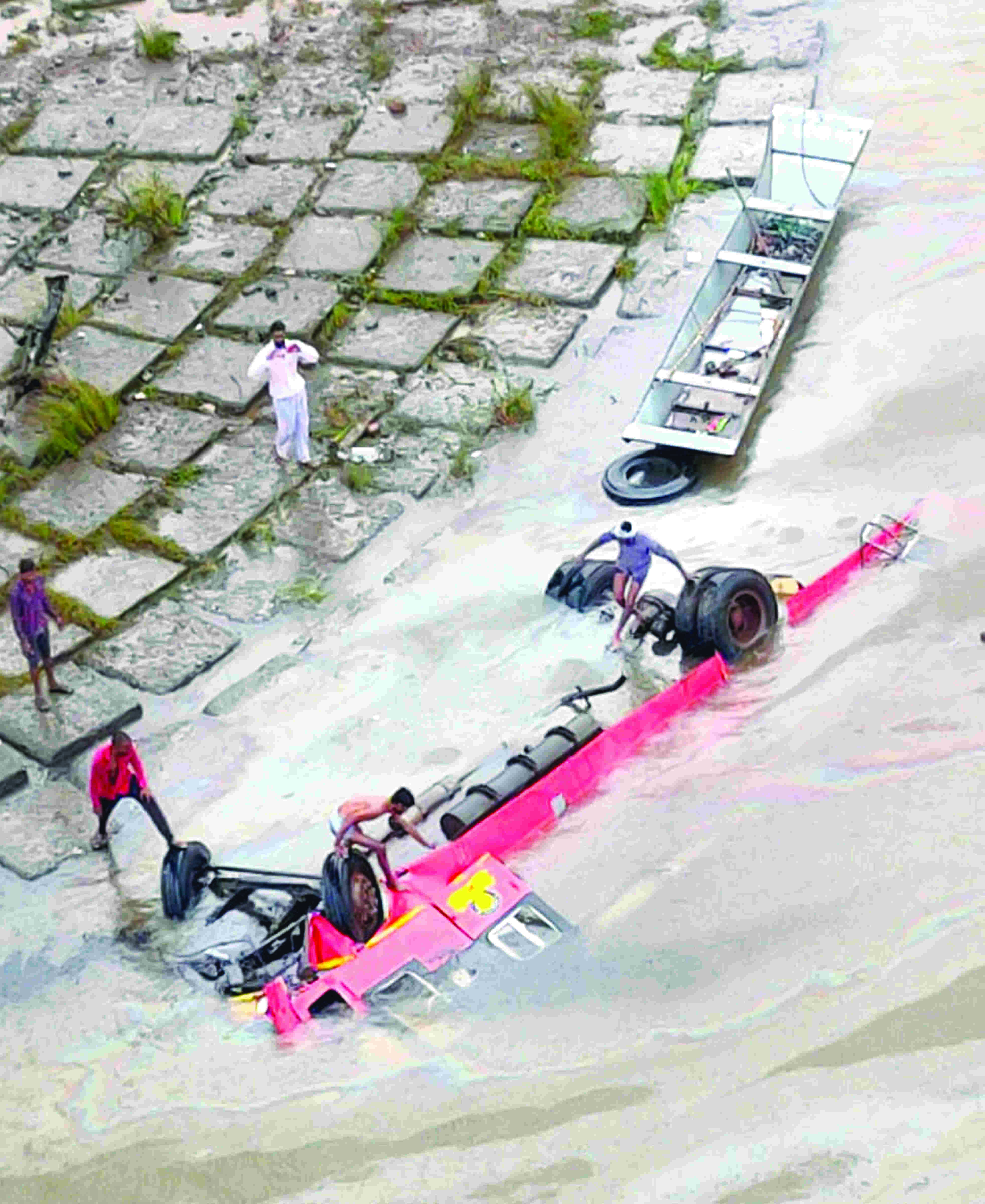 12 people killed as Maha-bound bus falls into Narmada 12 people killed as Maha-bound bus falls into Narmada