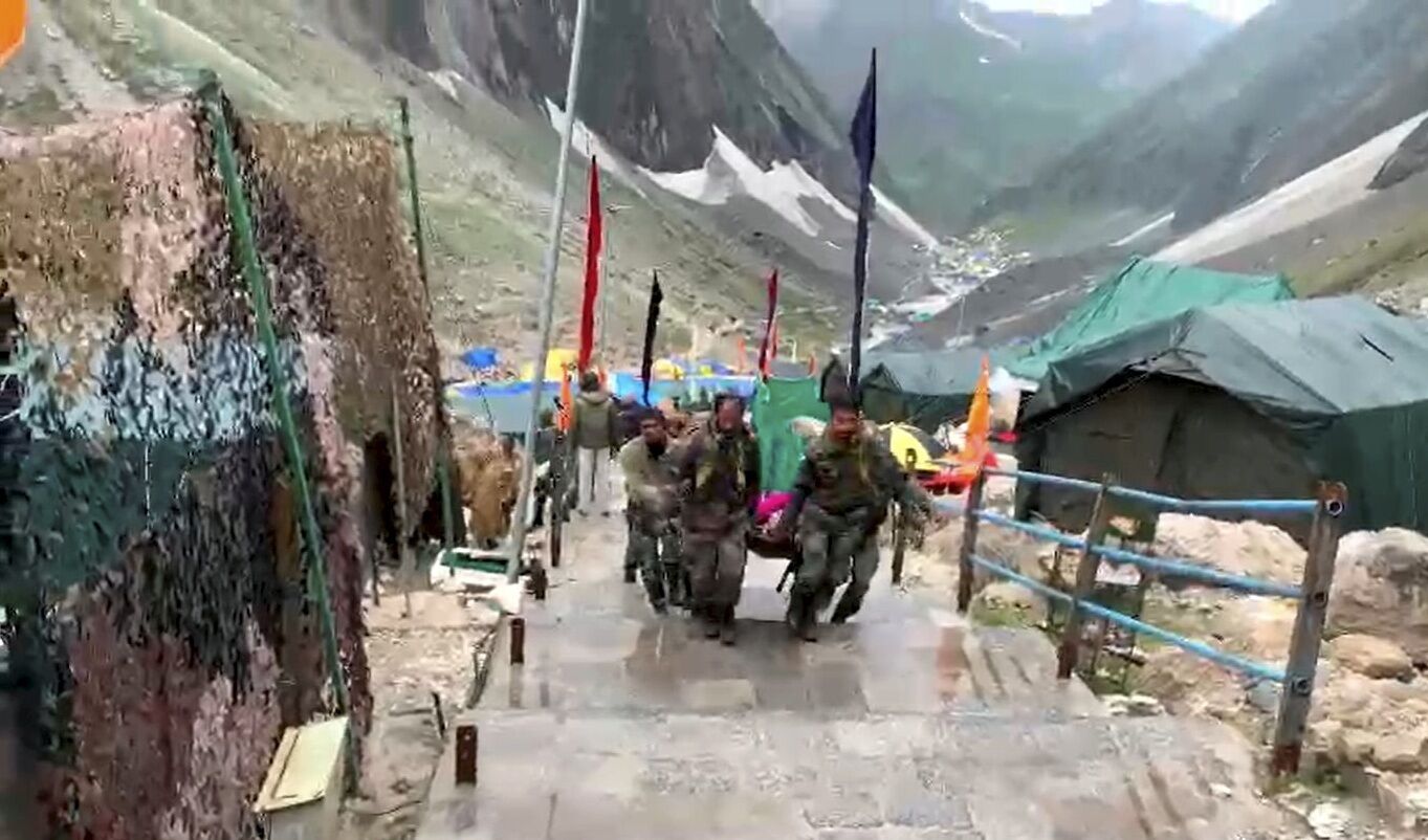 4,800 pilgrims leave for Amarnath cave shrine from Jammu 4,800 pilgrims leave for Amarnath cave shrine from Jammu