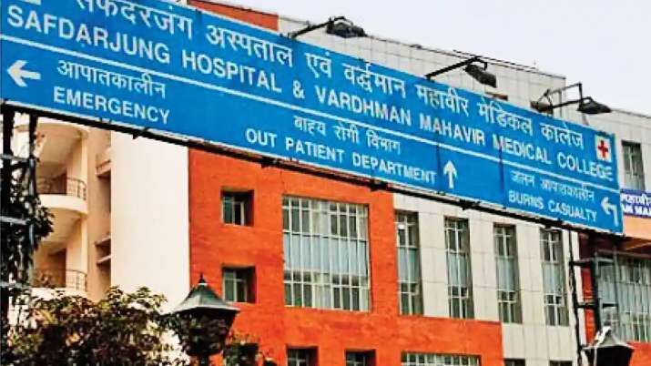 DCW issues notice to Safdarjung Hospital after woman delivers baby outside its emergency wing DCW issues notice to Safdarjung Hospital after woman delivers baby outside its emergency wing