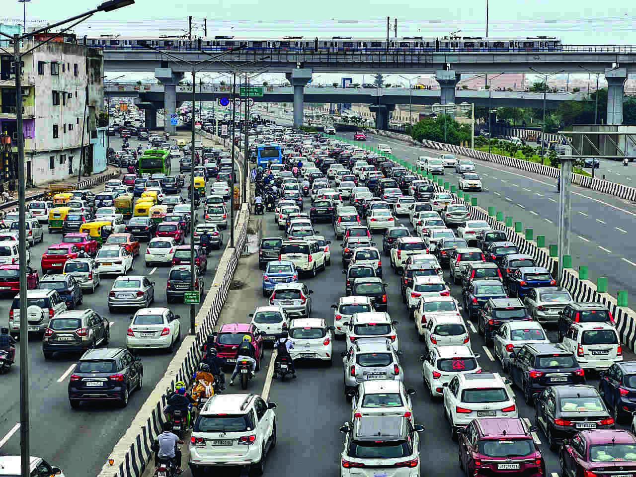 Traffic crawls in Central Delhi due to Congress protest & waterlogging Traffic crawls in Central Delhi due to Congress protest & waterlogging
