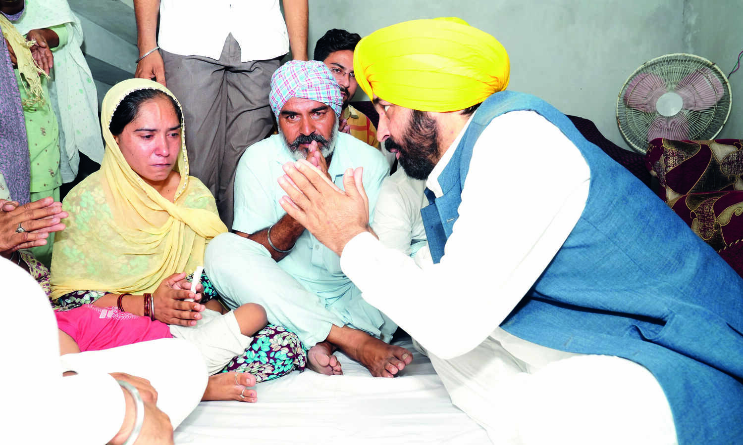 Mann hands over Rs 1 cr cheque to martyrs kin