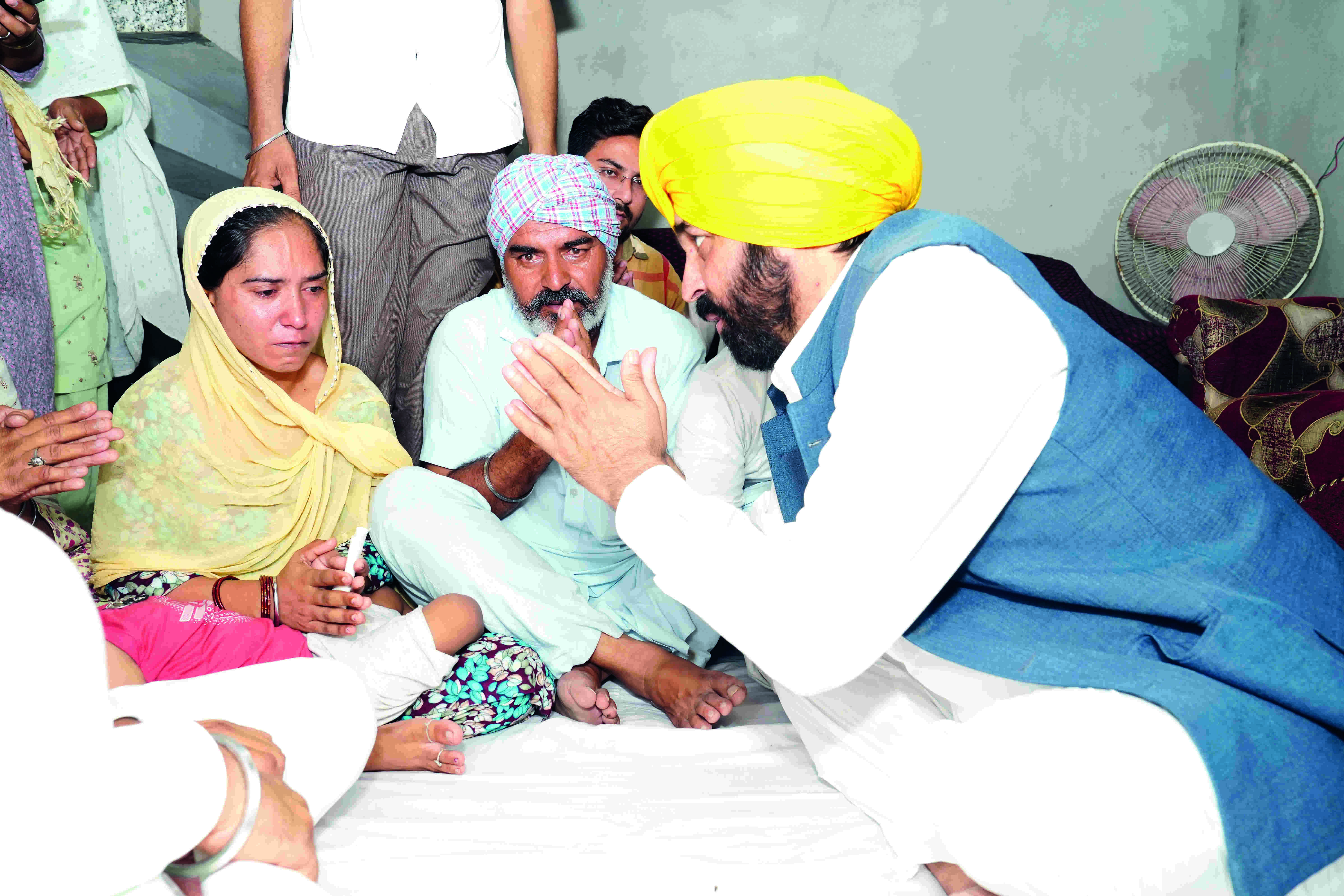 Mann hands over Rs 1 cr cheque to martyrs kin