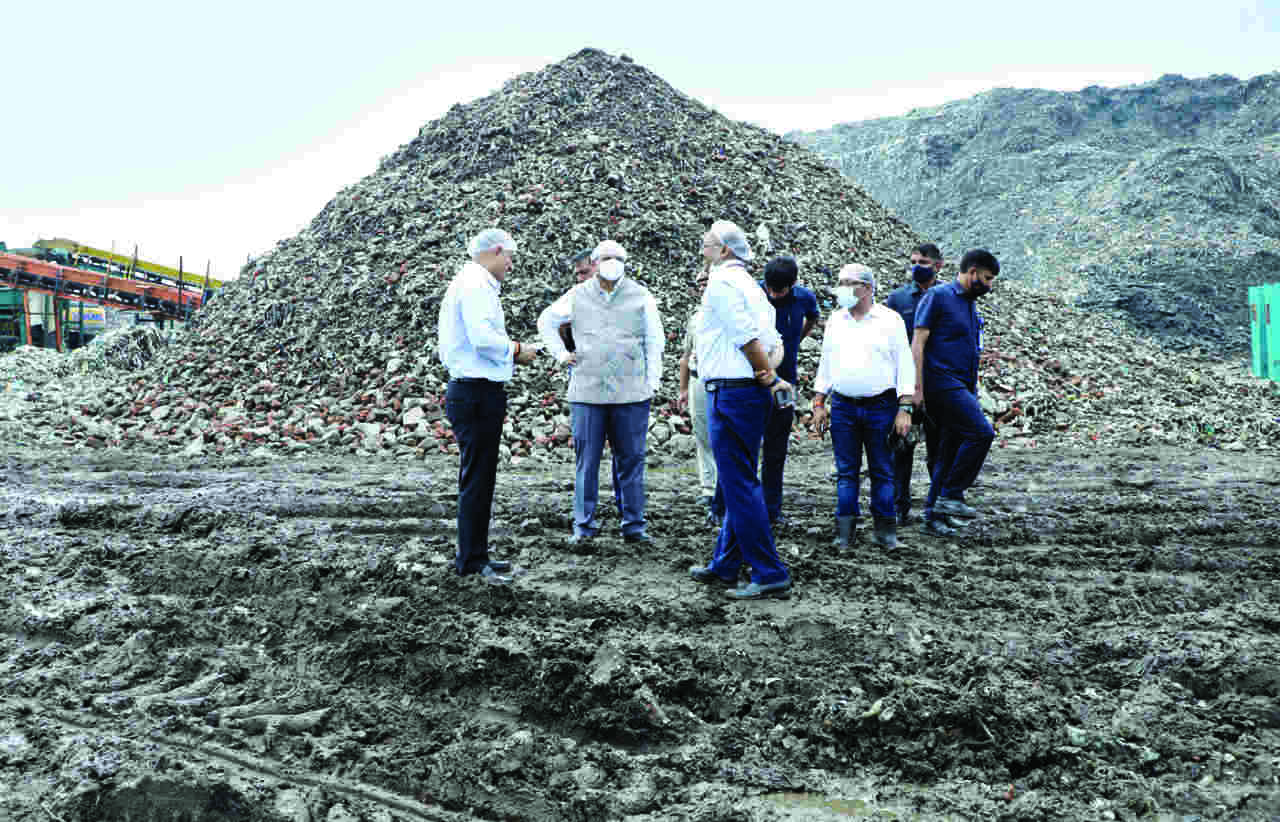 Delhi L-G conducts surprise inspection of Ghazipur landfill site Delhi L-G conducts surprise inspection of Ghazipur landfill site