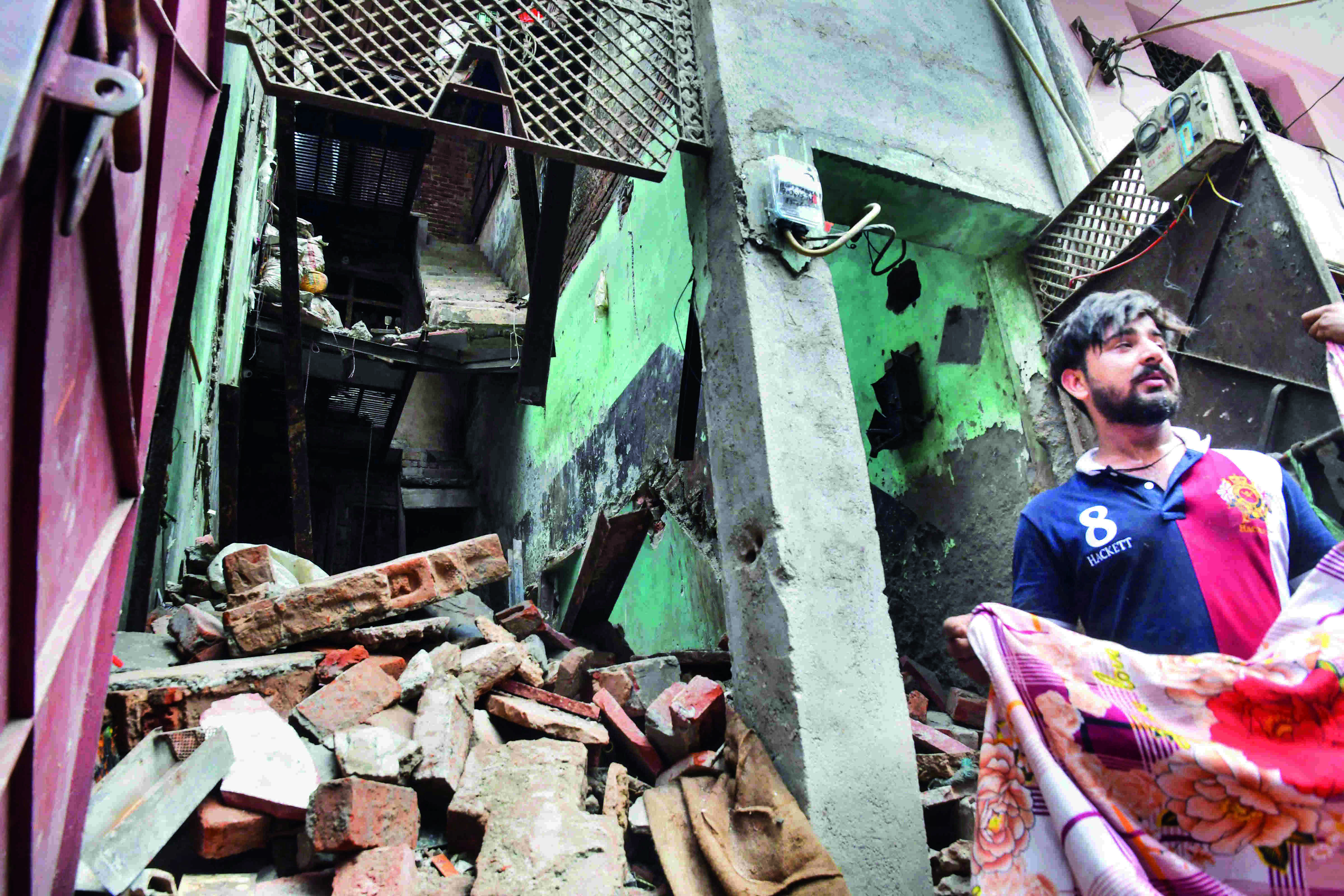 Building collapse in Mustafabad leaves one dead Building collapse in Mustafabad leaves one dead