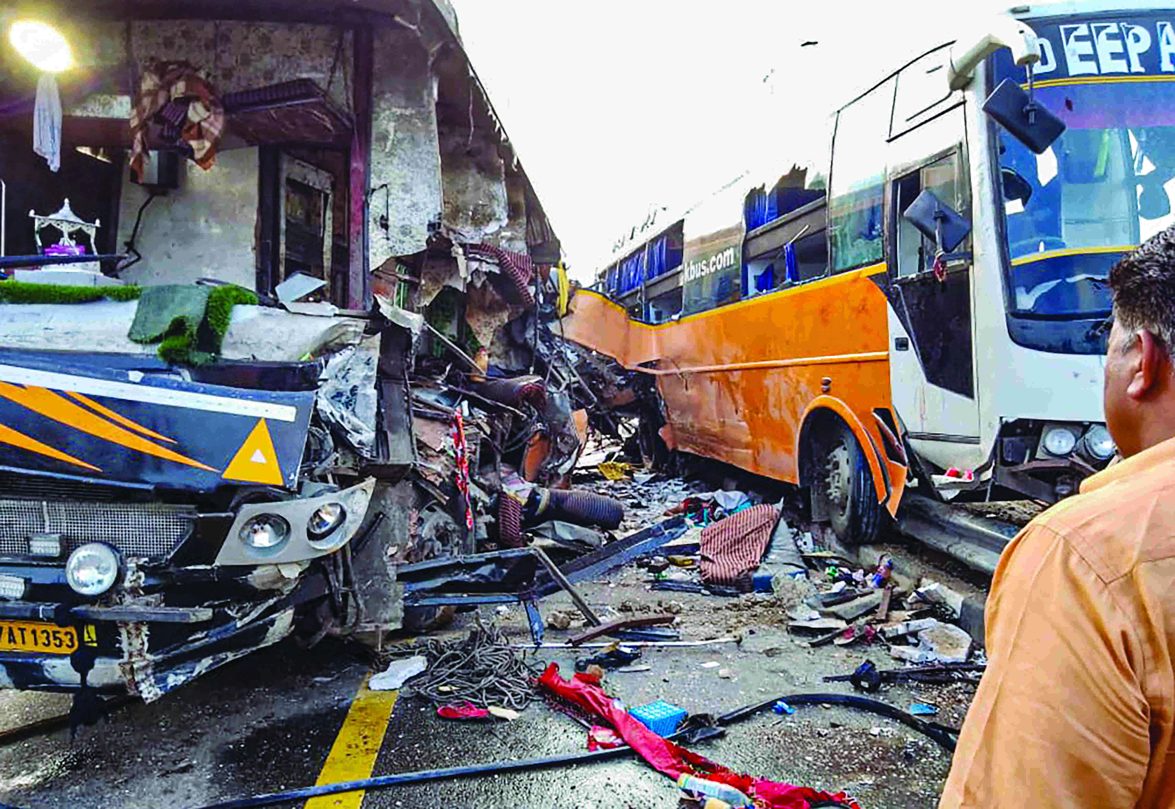 8 killed as double-decker buses collide 8 killed as double-decker buses collide
