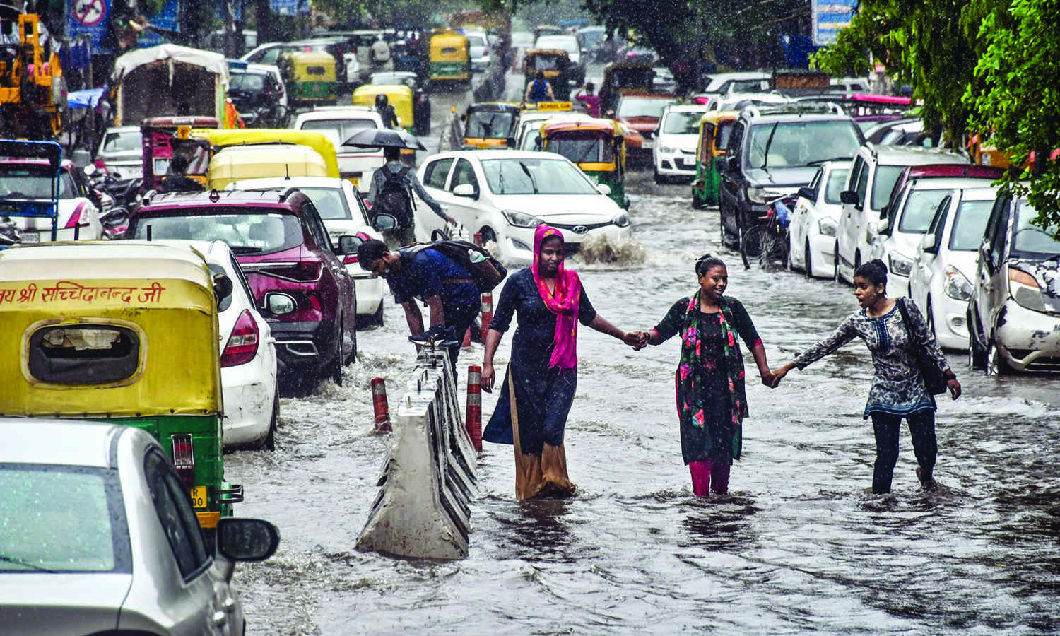 Rains lash parts of Delhi, leads   to waterlogging & traffic snarls