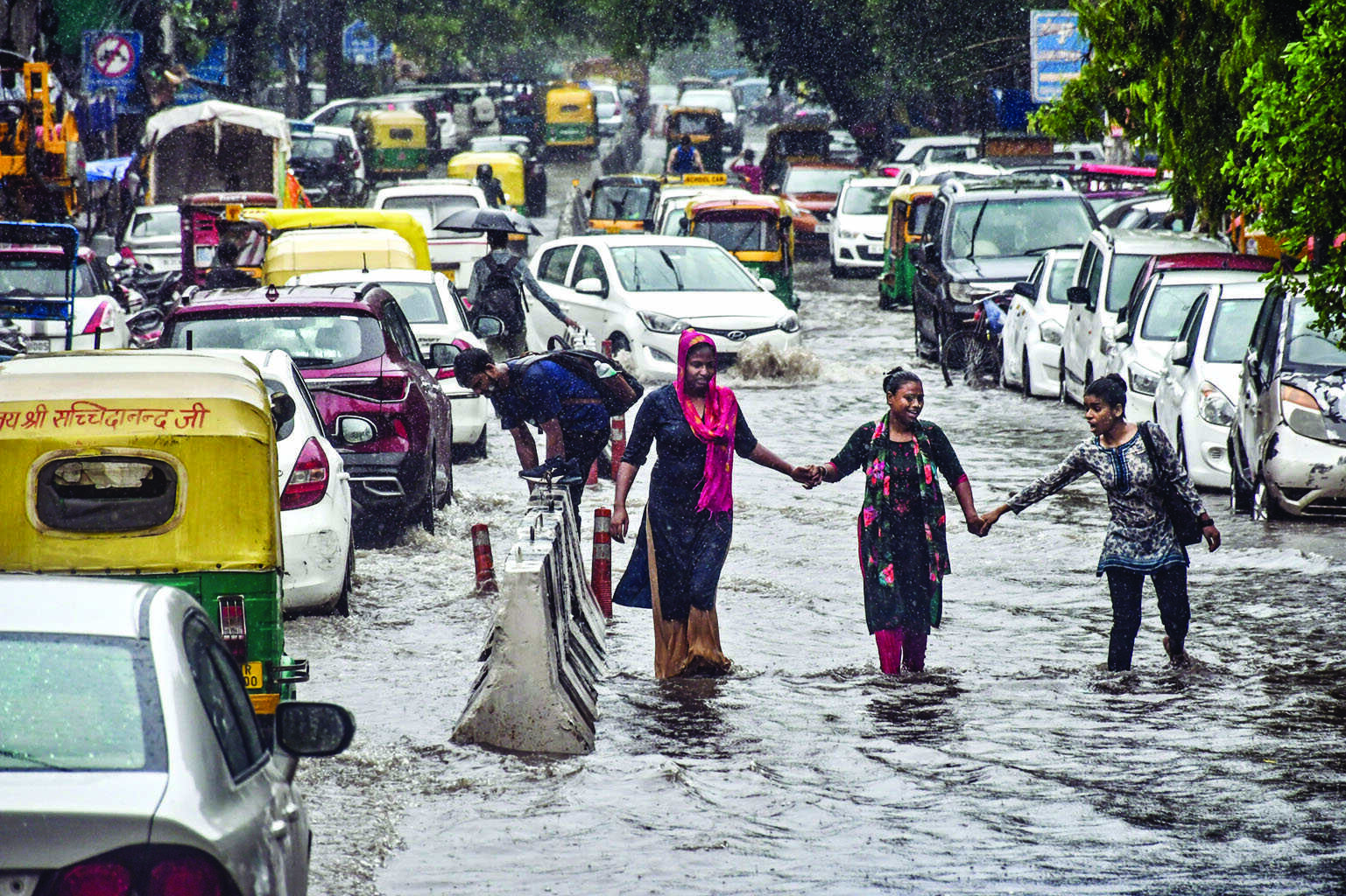 Rains lash parts of Delhi, leads to waterlogging & traffic snarls Rains lash parts of Delhi, leads to waterlogging & traffic snarls