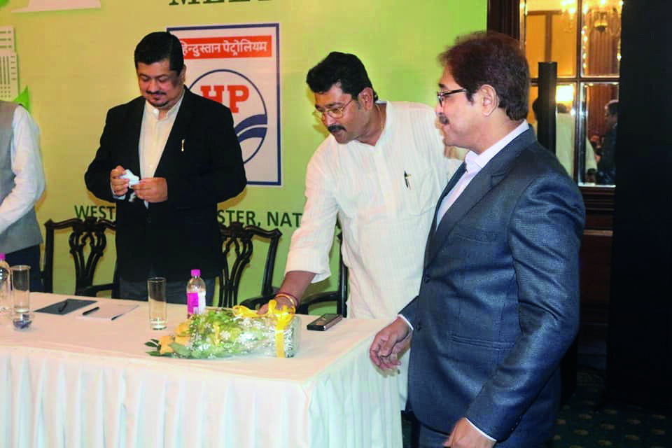 Convert 10 yellow taxis into CNG vehicles, urges cab operators body Convert 10 yellow taxis into CNG vehicles, urges cab operators body