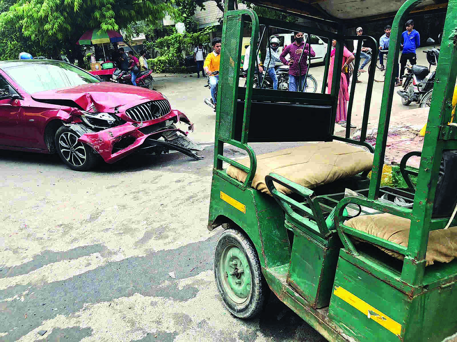 1 dead in head-on collision between rickshaw & Merc 1 dead in head-on collision between rickshaw & Merc