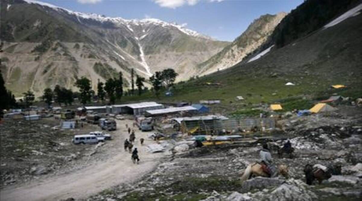 32nd batch of over 450 Amarnath Yatra pilgrims leave Jammu amid tight security 32nd batch of over 450 Amarnath Yatra pilgrims leave Jammu amid tight security