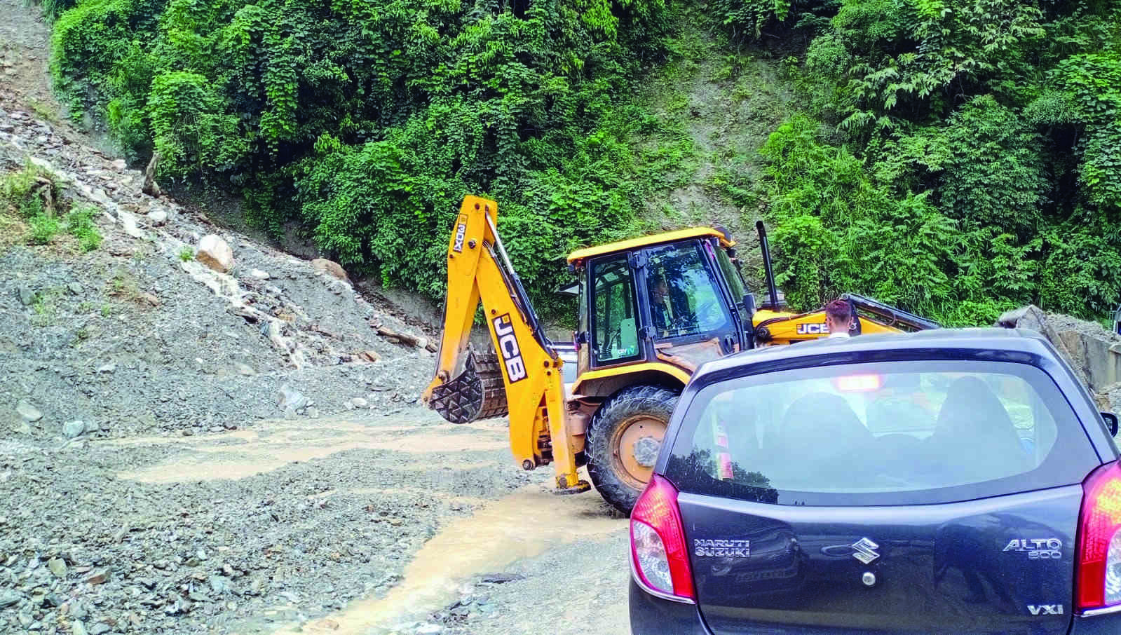 NH 10 shut for about 8 hrs due to landslide