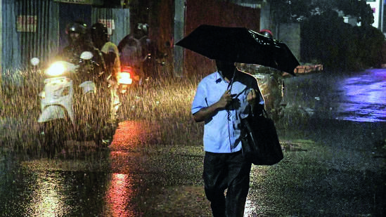 Heavy rains in Kerala: Red alert in 10 districts, 6 deaths Heavy rains in Kerala: Red alert in 10 districts, 6 deaths