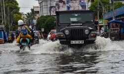 Red alert in 8 districts as rains continue to disrupt normal life in Kerala Red alert in 8 districts as rains continue to disrupt normal life in Kerala