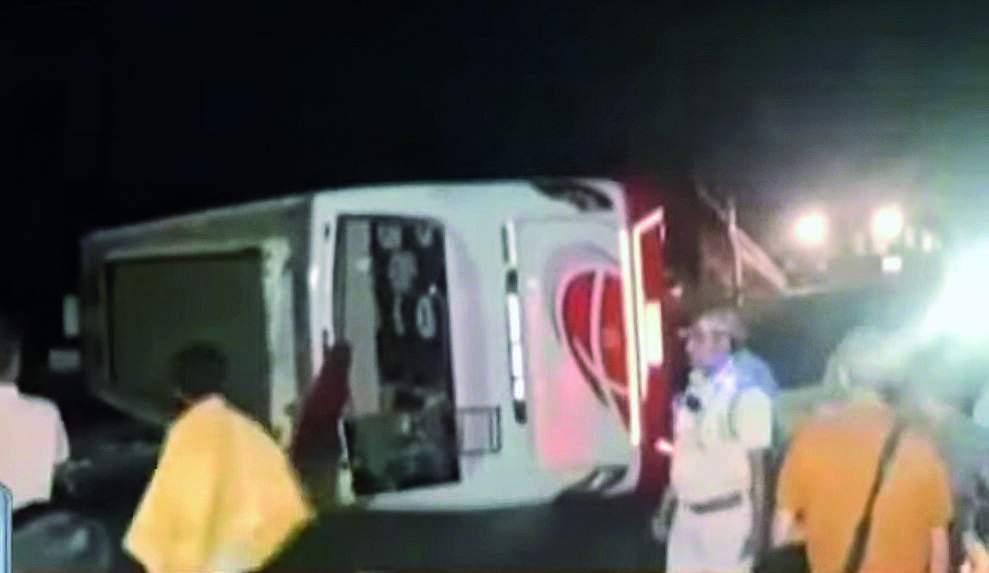 40 hurt after bus topples on NH-16 near Bagnan 40 hurt after bus topples on NH-16 near Bagnan