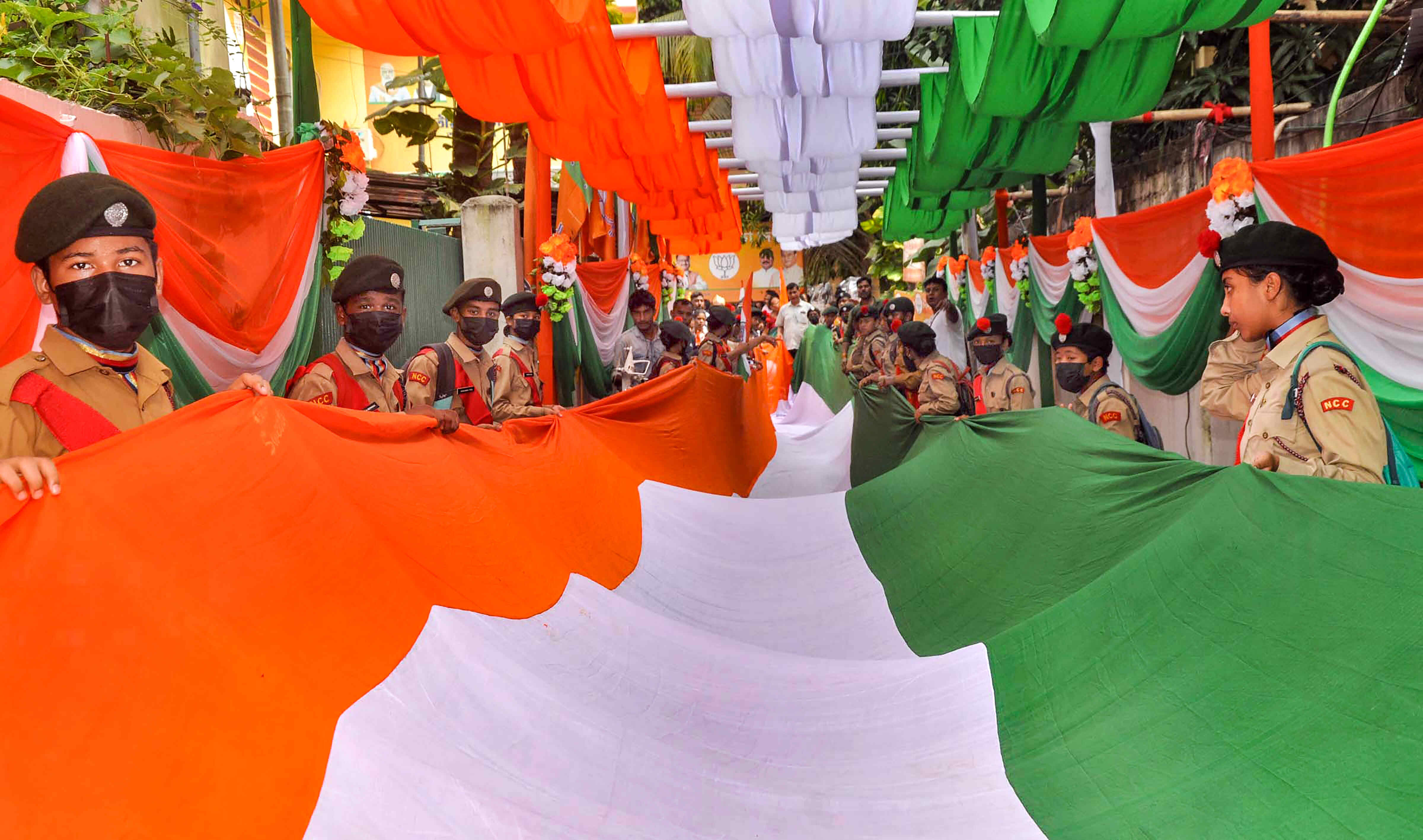 Hundreds participate in Tiranga Yatra in Delhi Hundreds participate in Tiranga Yatra in Delhi