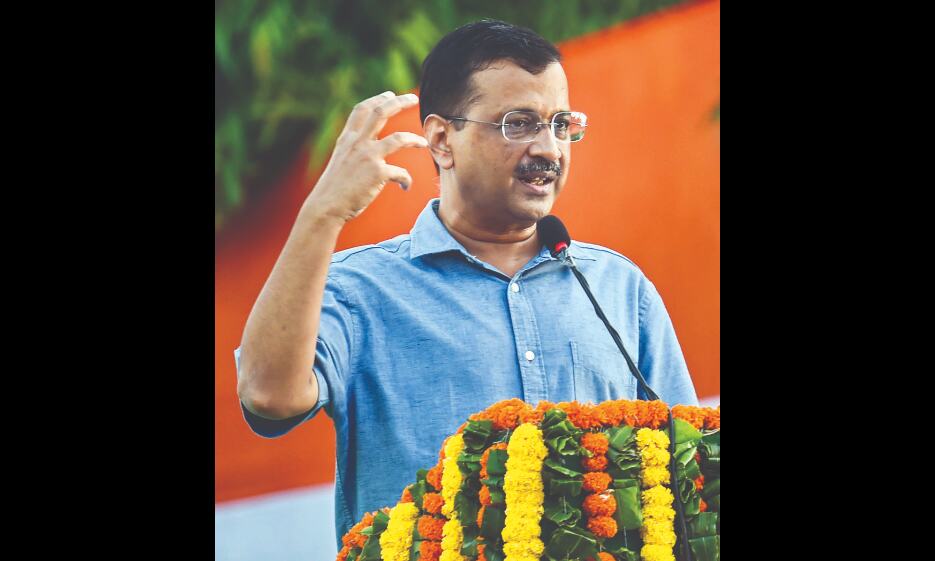 Kejriwal hoists 500th Tricolour in Delhi