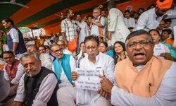 Stung by Nitishs betrayal , BJP stages protest in Bihar Stung by Nitishs betrayal , BJP stages protest in Bihar