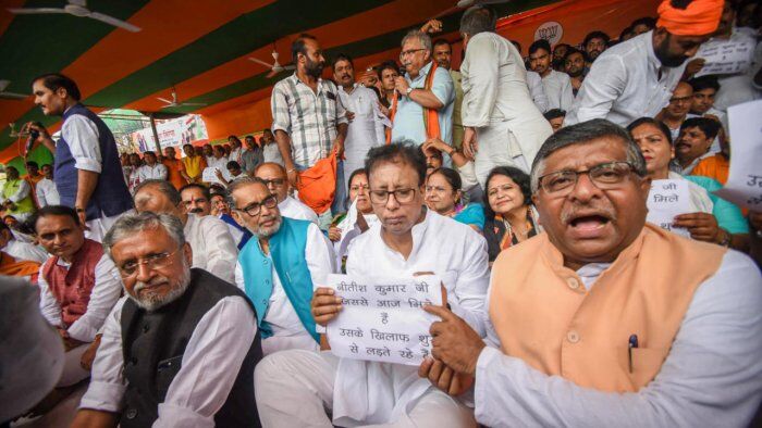 Stung by Nitishs betrayal , BJP stages protest in Bihar Stung by Nitishs betrayal , BJP stages protest in Bihar