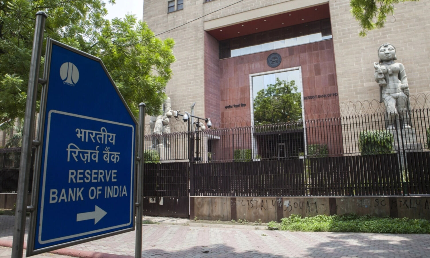 RBI directs loan recovery agents not to threaten borrowers, no calling before 8 am & after 7 pm