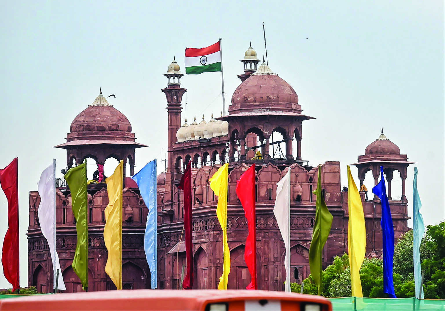 Kite catchers & flyers to keep hawk eye on Red Fort area Kite catchers & flyers to keep hawk eye on Red Fort area