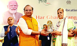 L-G unfurls Tricolour to celebrate Har Ghar Tiranga at Gandhi Smriti L-G unfurls Tricolour to celebrate Har Ghar Tiranga at Gandhi Smriti