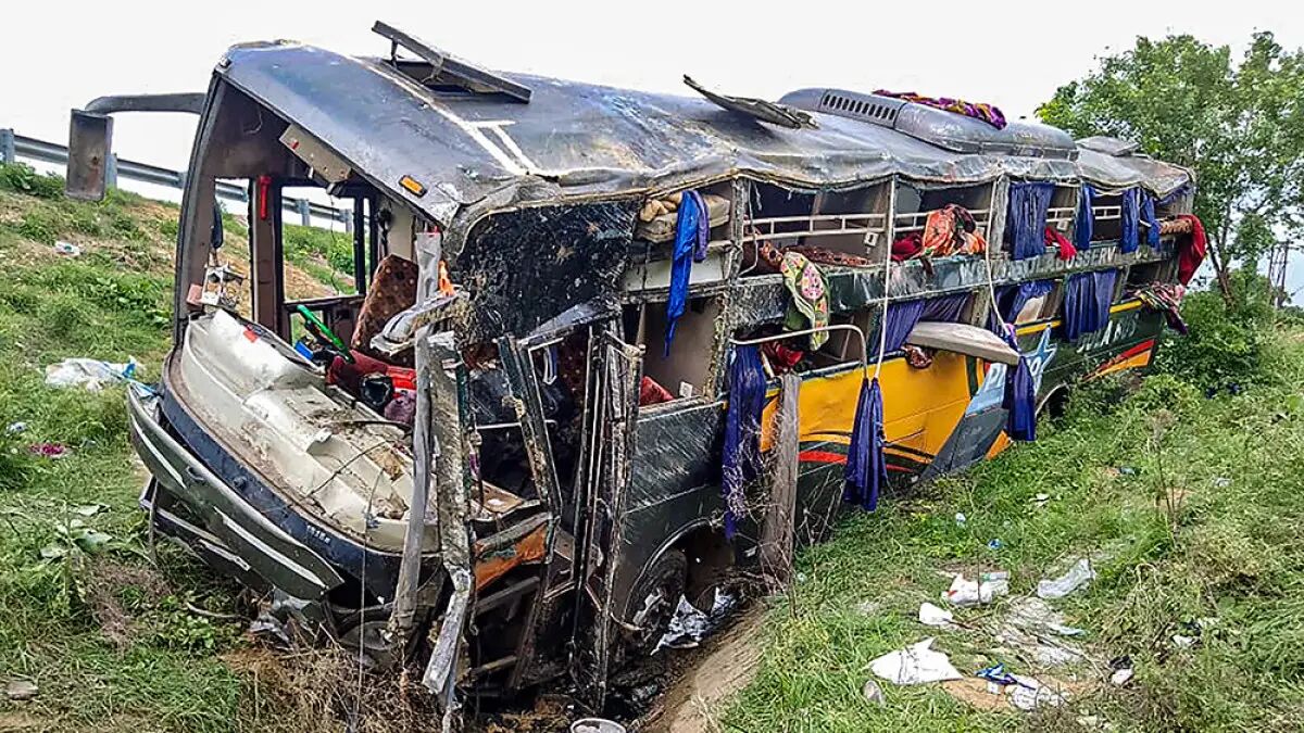 28 killed, 26 injured in two separate road accidents in Pak: Police 28 killed, 26 injured in two separate road accidents in Pak: Police