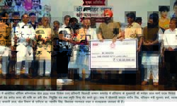 Haryana CM Khattar distributes cash awards to Commonwealth winners Haryana CM Khattar distributes cash awards to Commonwealth winners