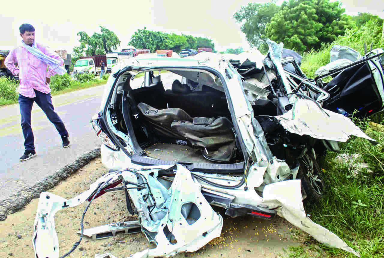 4 dead, 2 injured after truck falls on car in Gurugram