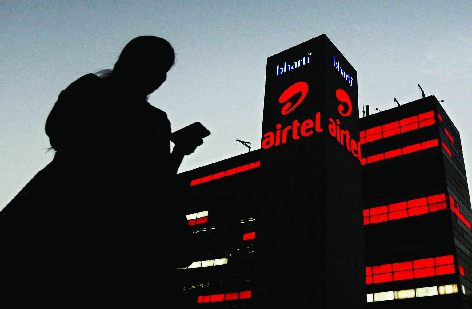 Airtel pays `8,312.4 cr to Telecom Department Airtel pays `8,312.4 cr to Telecom Department