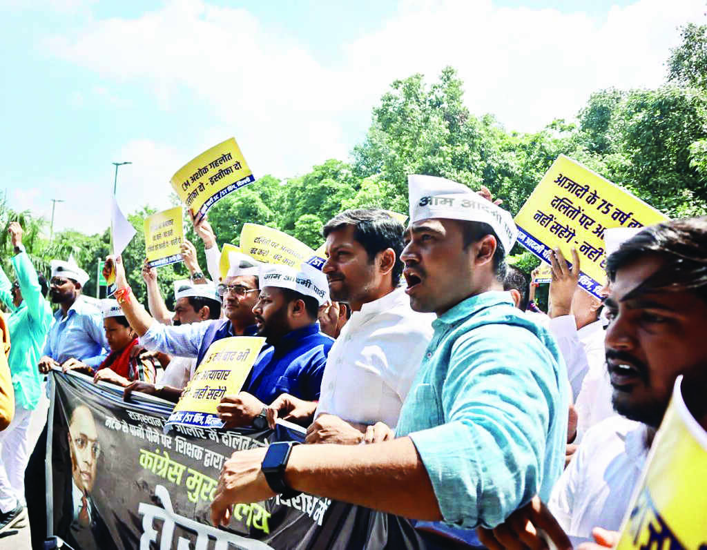 AAP protests near Cong HQ over Dalit boys death in Raj AAP protests near Cong HQ over Dalit boys death in Raj