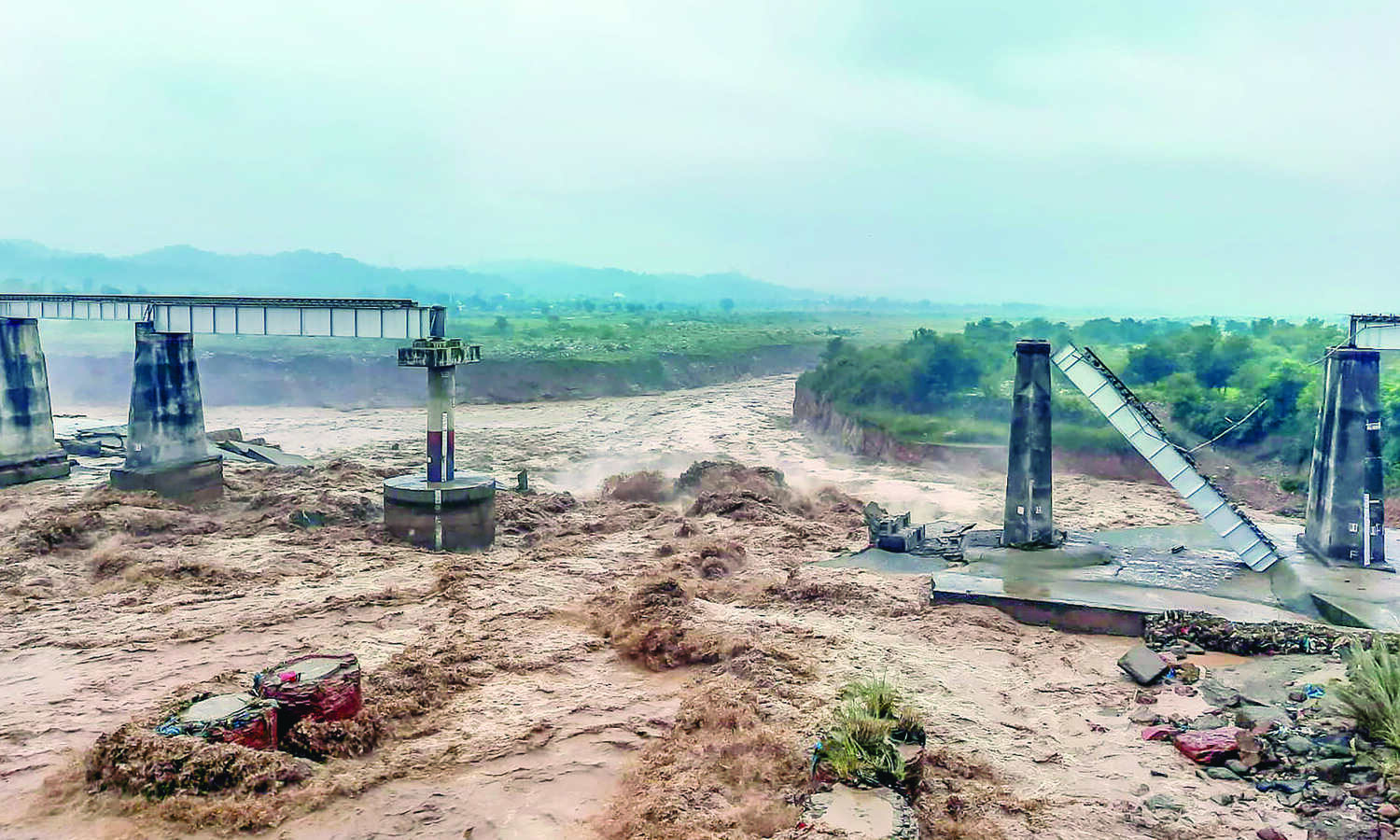 Incessant showers leave 25 dead, Himachal faces maximum brunt