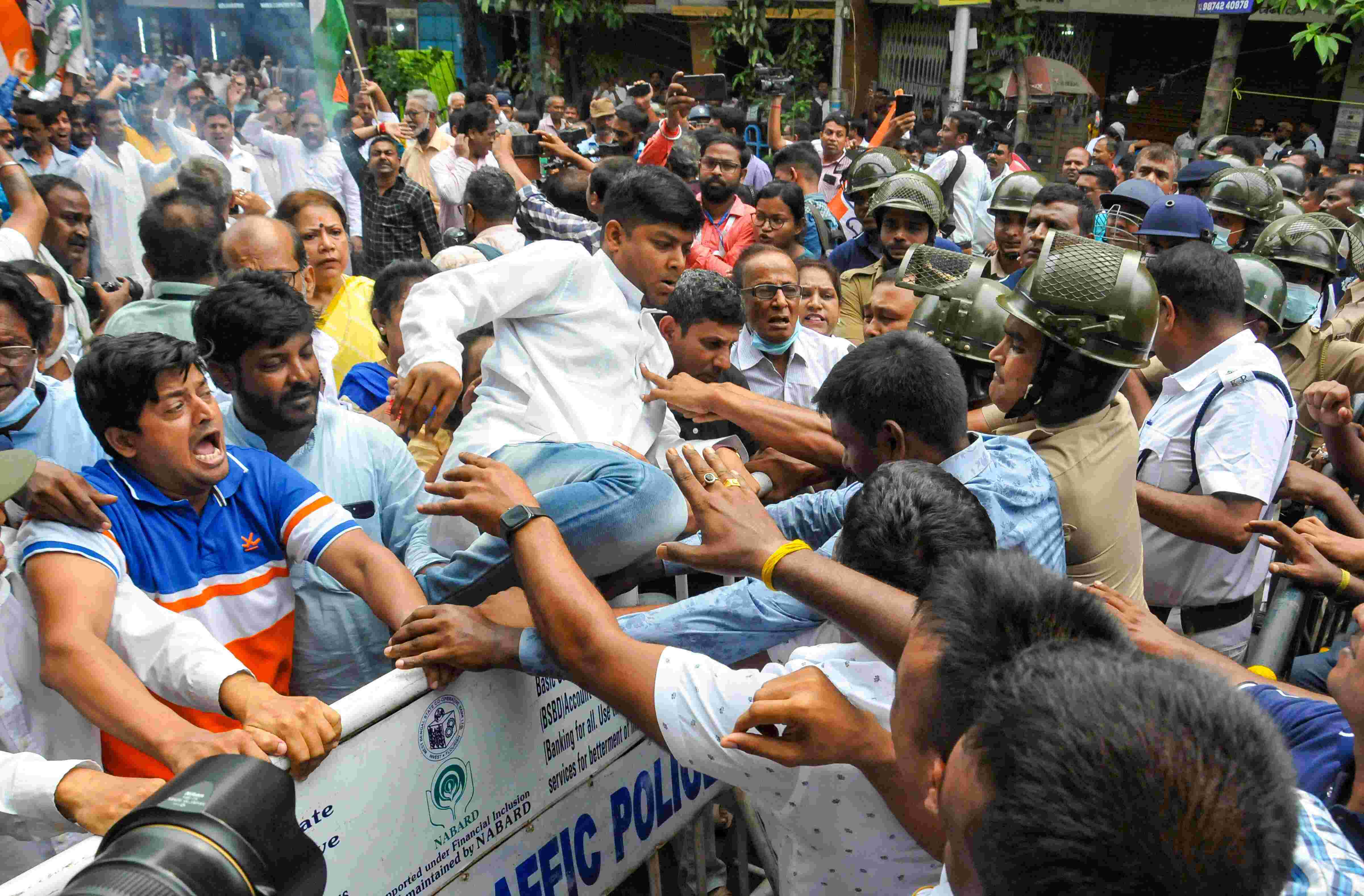 Delhi Cong holds protest, demands Sisodias resignation