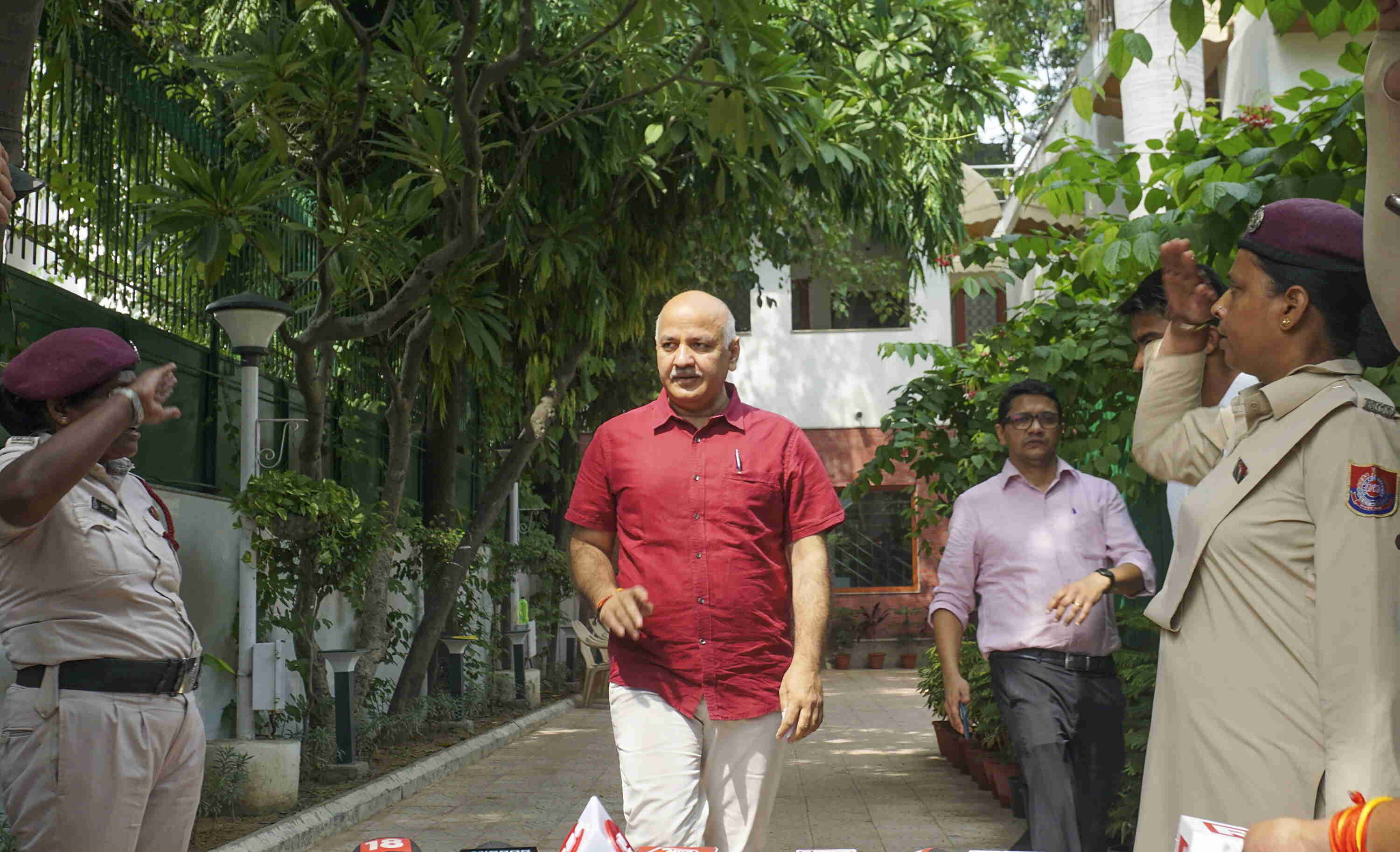 Sisodia claims BJP approached him with an offer to close all cases if he joins their party Sisodia claims BJP approached him with an offer to close all cases if he joins their party