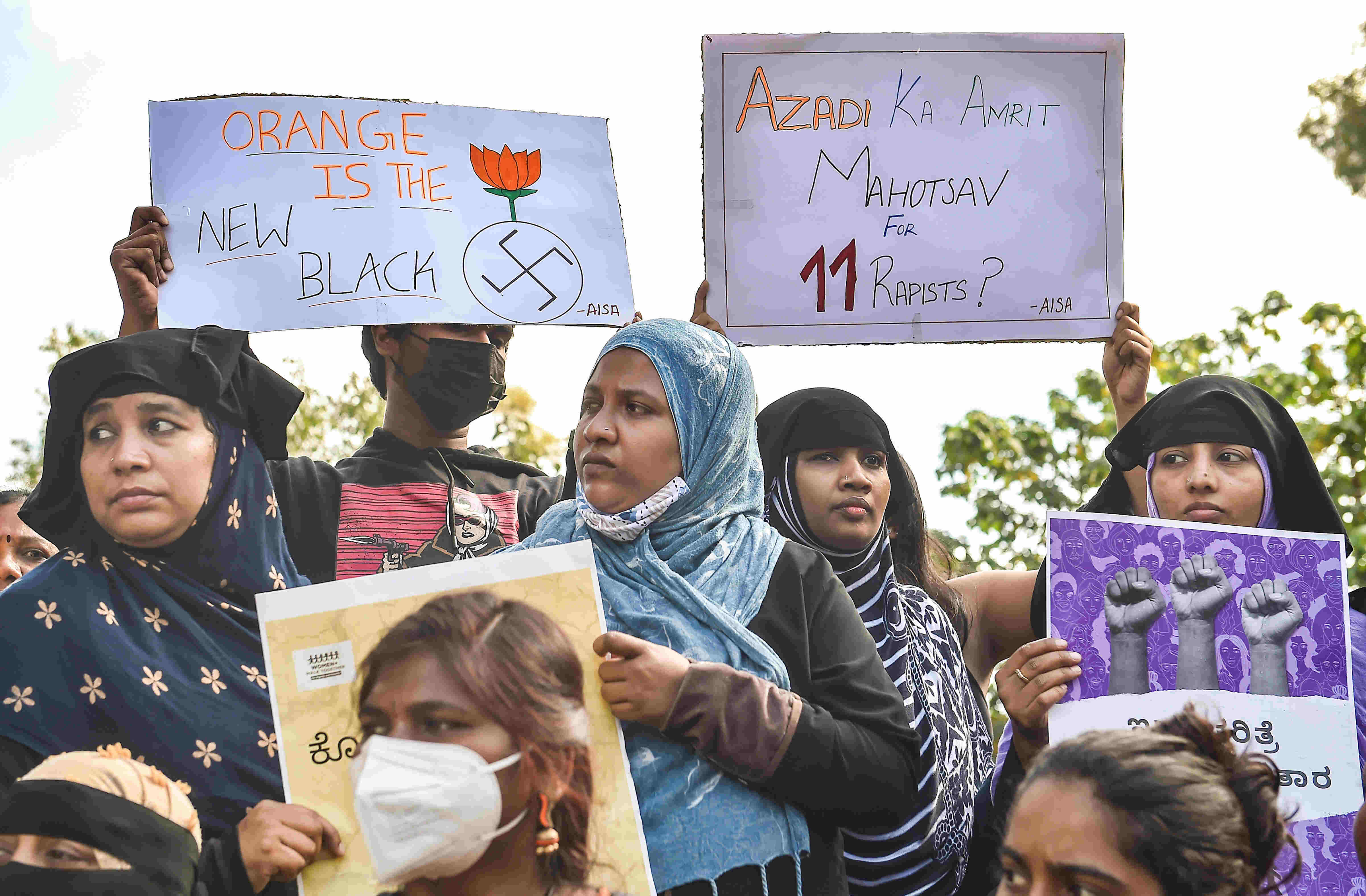 SC to consider hearing plea against grant of remission to 11 convicts in Bilkis Bano case SC to consider hearing plea against grant of remission to 11 convicts in Bilkis Bano case