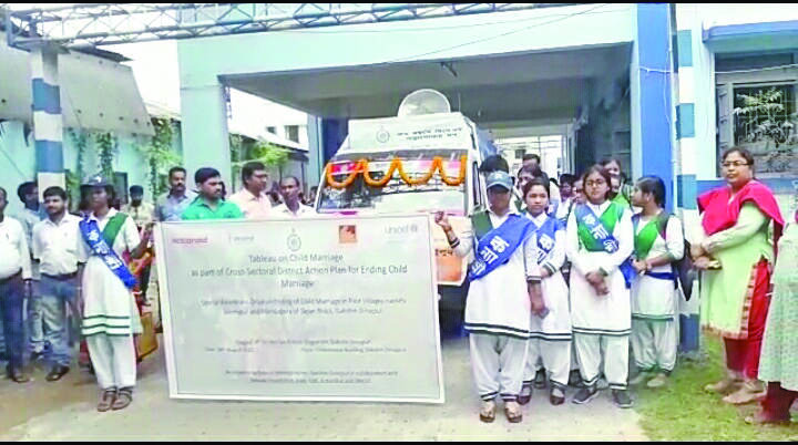 S Dinajpur: Tableau flagged off to campaign against child marriage S Dinajpur: Tableau flagged off to campaign against child marriage