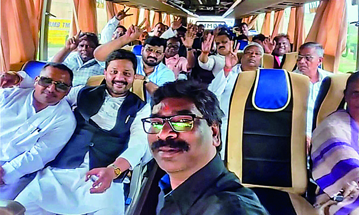 Amid Jkhand crisis, Soren & MLAs enjoy boat ride outside Ranchi