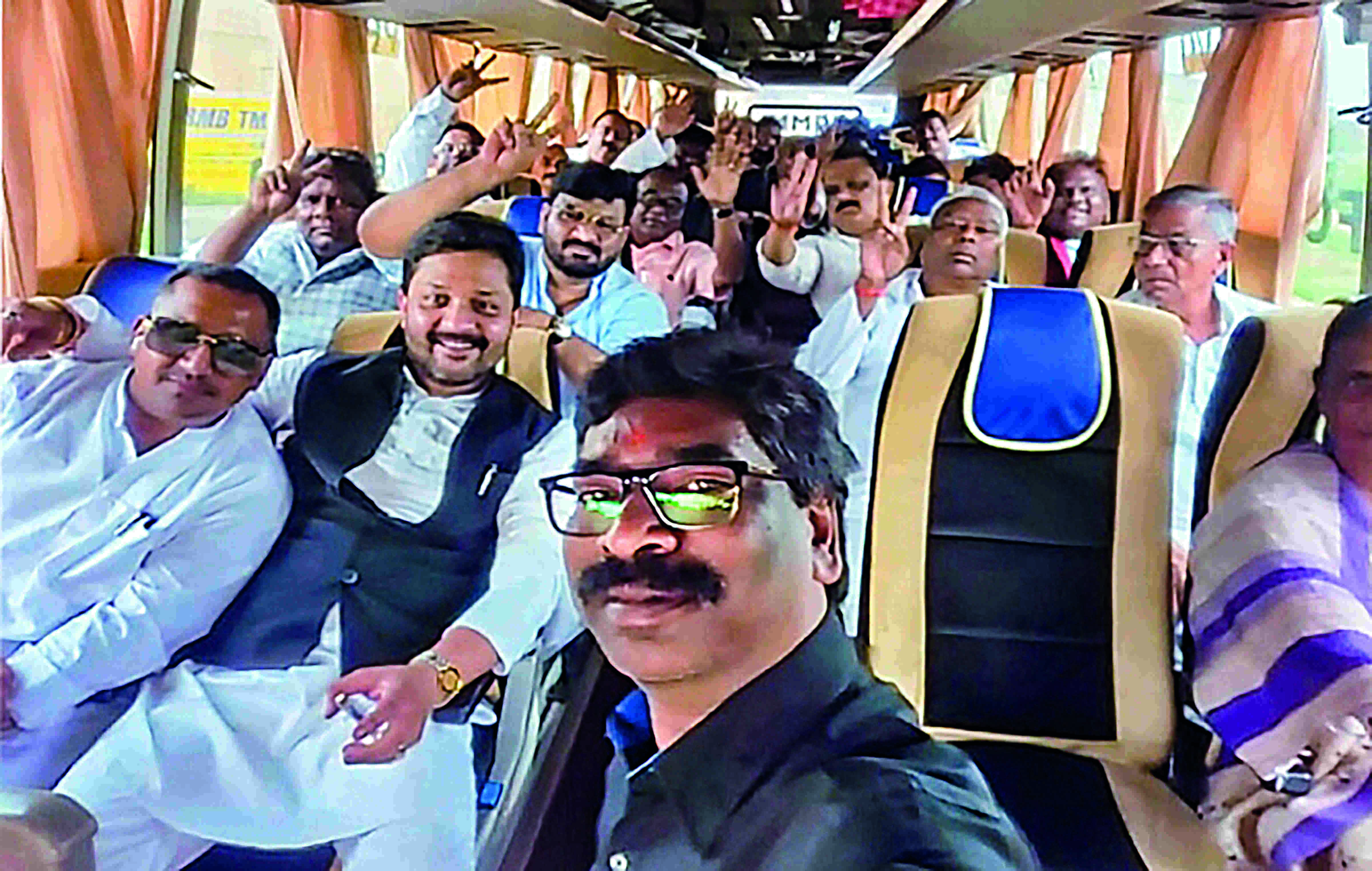 Amid Jkhand crisis, Soren & MLAs enjoy boat ride outside Ranchi Amid Jkhand crisis, Soren & MLAs enjoy boat ride outside Ranchi