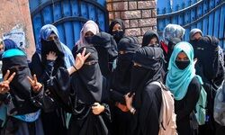 SC issues notice to Karnataka on pleas against HC order refusing to lift ban on hijab SC issues notice to Karnataka on pleas against HC order refusing to lift ban on hijab