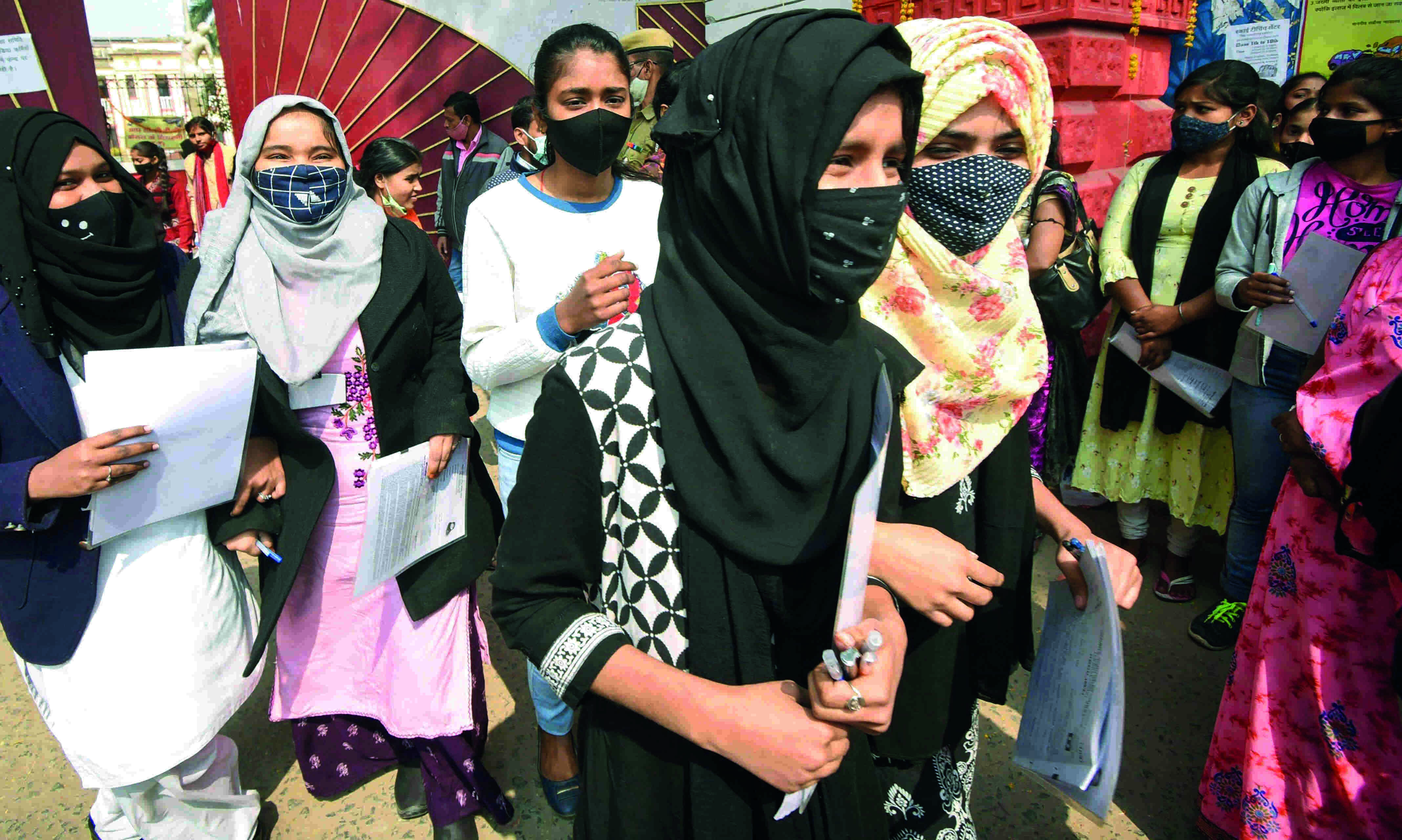 Supreme Court notice to Ktaka govt on pleas against Hijab ban Supreme Court notice to Ktaka govt on pleas against Hijab ban