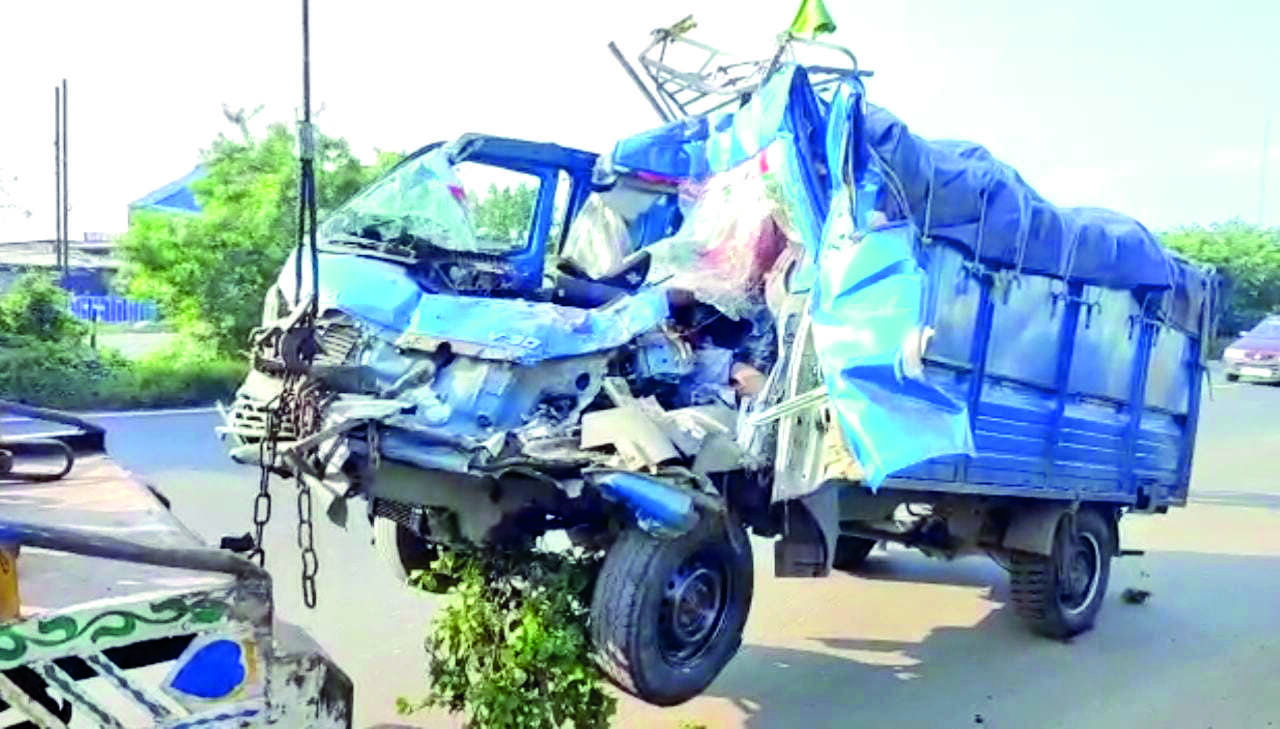 Howrah: 3 killed in two separate road mishaps Howrah: 3 killed in two separate road mishaps
