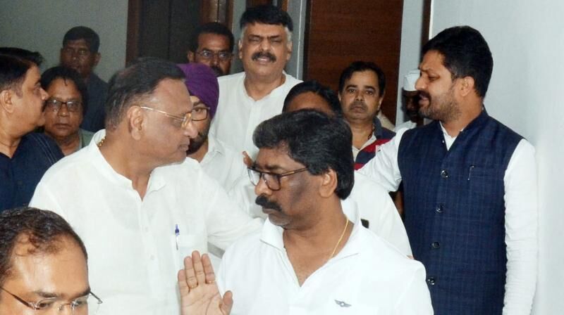 Jkhand crisis: Raj Bhaban maintains silence on EC ruling; UPA holds meeting Jkhand crisis: Raj Bhaban maintains silence on EC ruling; UPA holds meeting