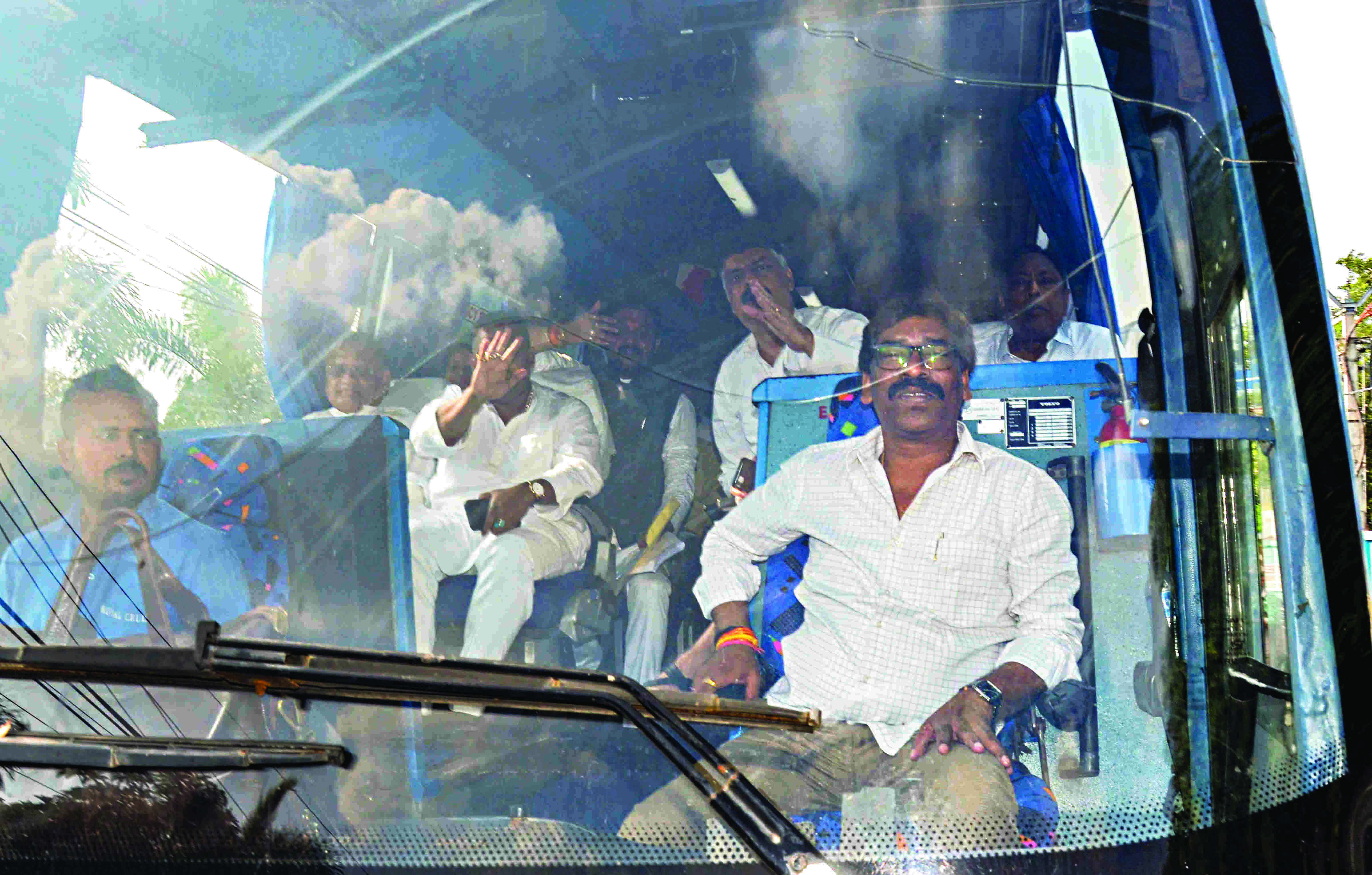 Jkhands ruling UPA MLAs flown to Raipur, more likely to follow