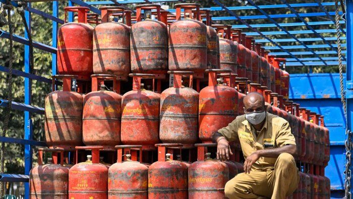 Commercial LPG price slashed by Rs 91.5/cylinder