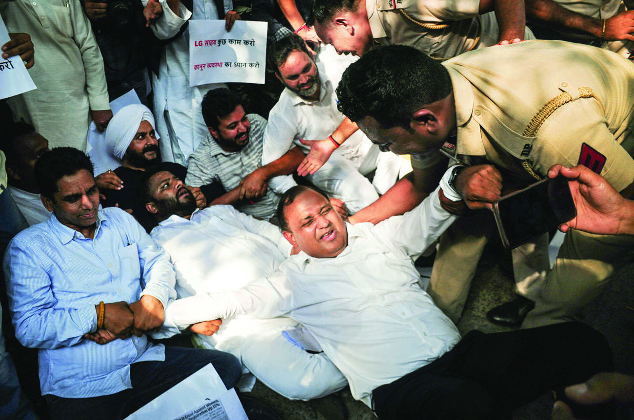 AAP MLAs stage protest near L-G Saxenas office