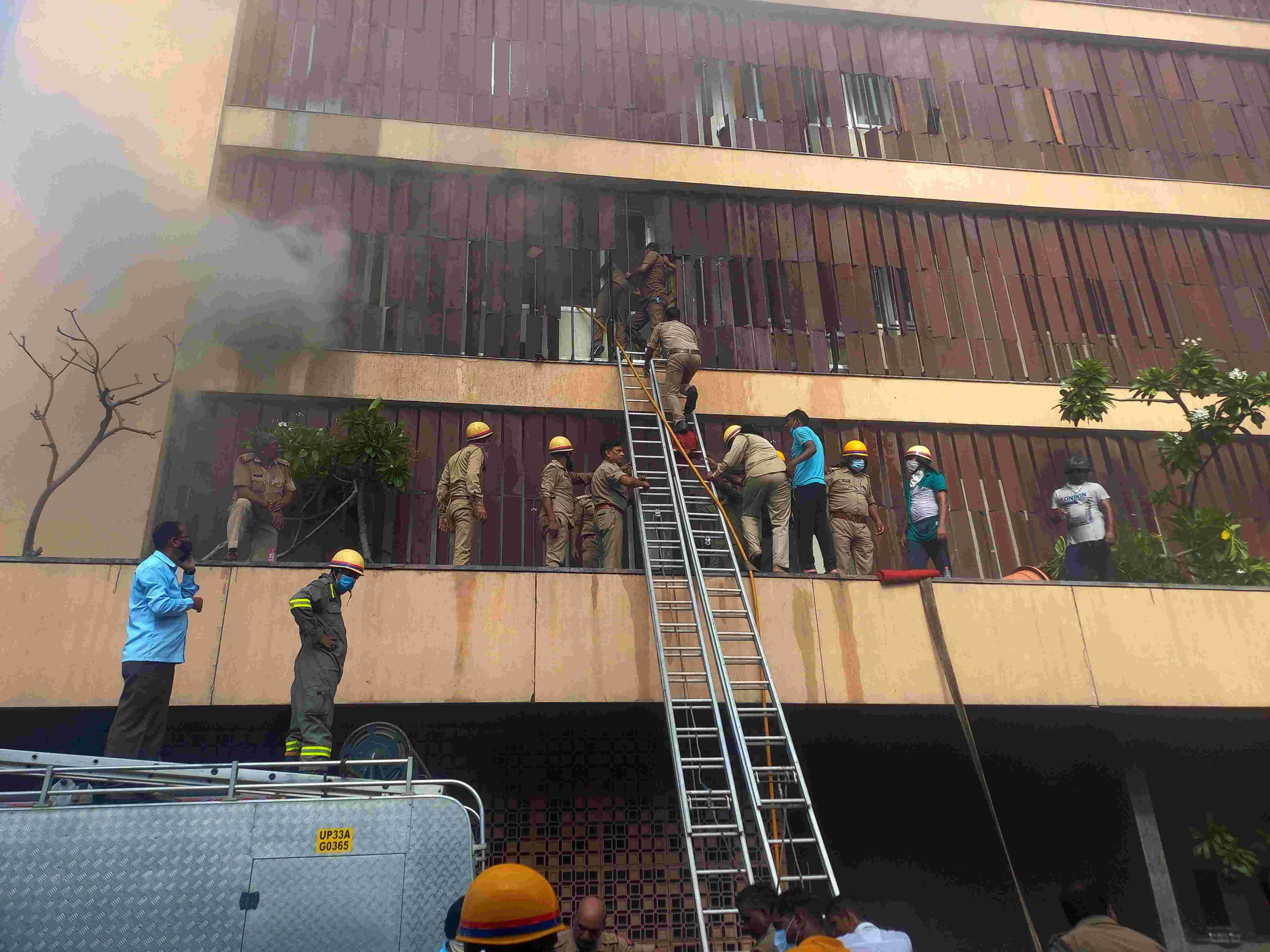 Fire breaks out at Lucknow hotel; many trapped Fire breaks out at Lucknow hotel; many trapped