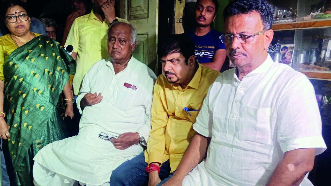 Baguiati murders: Forensic team collects sample from car Baguiati murders: Forensic team collects sample from car