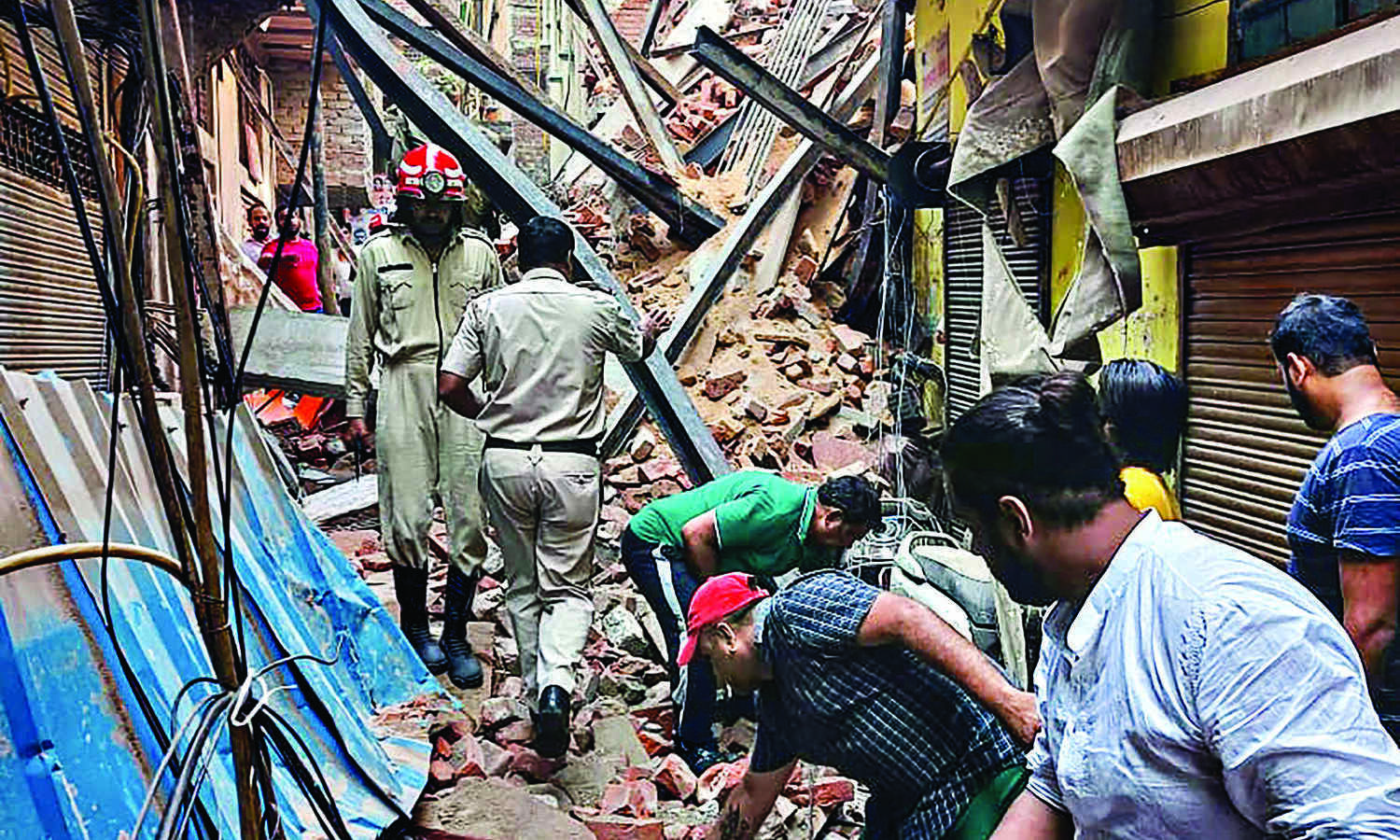 Azad market: 5 critically injured in building collapse